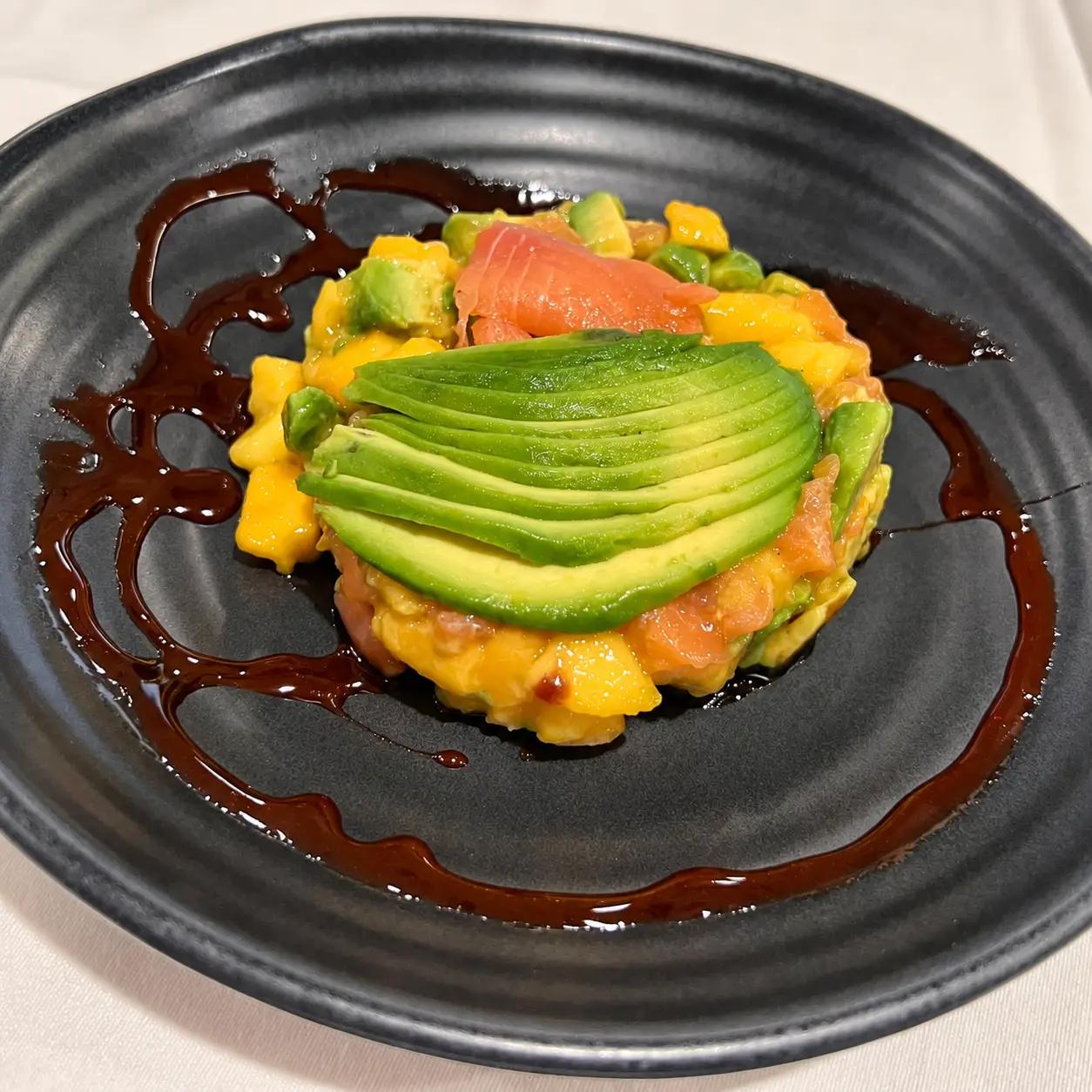 Ensalada presentada con láminas de aguacate en Parque Los Sotos.