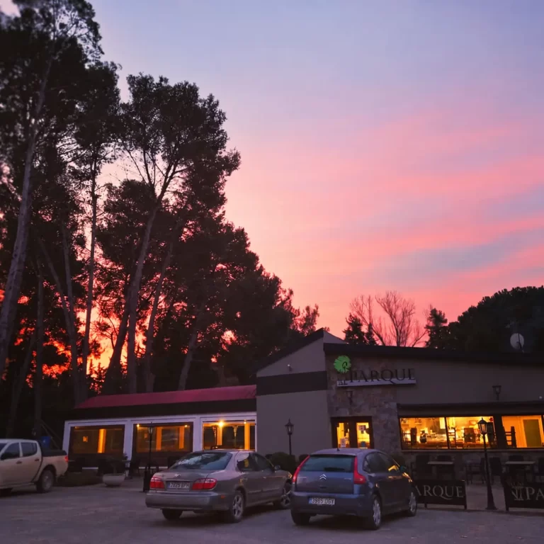 Fachada del Restaurante Parque Los Sotos de Monzón al atardecer.