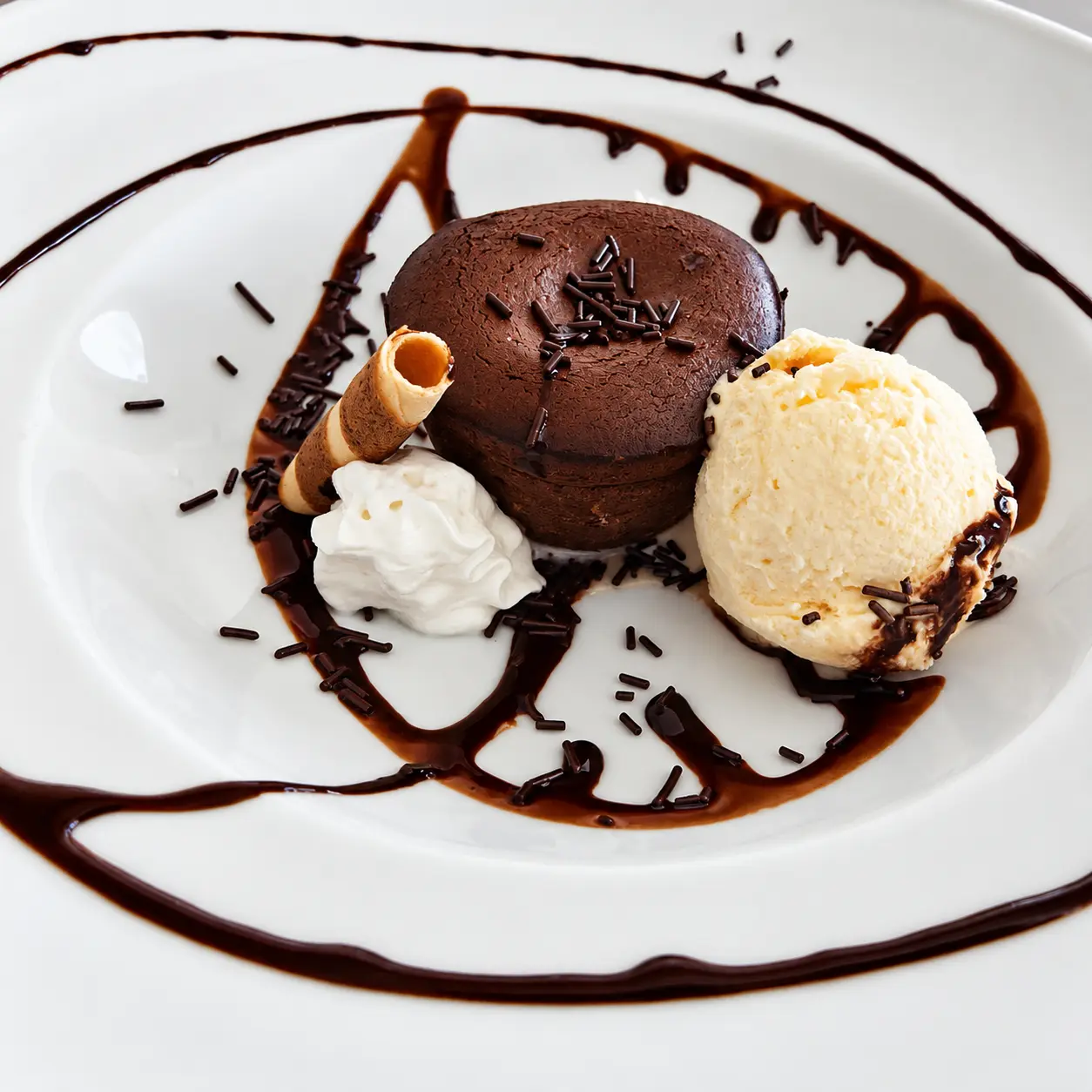Postre de chocolate con helado, nata y barquillo en Parque Los Sotos.